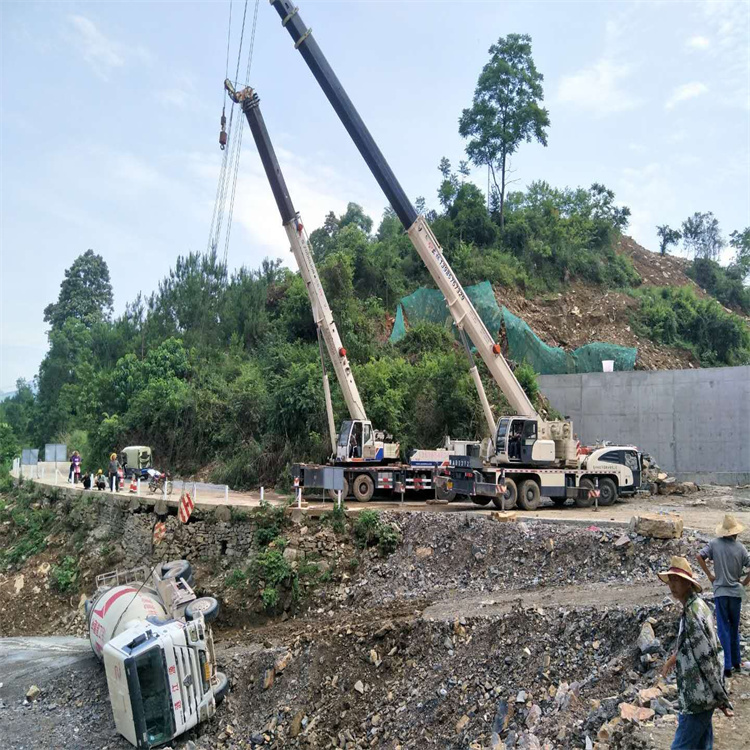 赫章汽车掉沟里叫吊车救援要多少钱